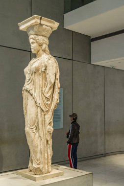 Atina 'daki Akropolis Müzesi' nde bulunan ünlü süvari heykeli.