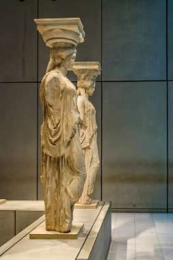 Atina 'daki Akropolis Müzesi' nde bulunan ünlü süvari heykeli.