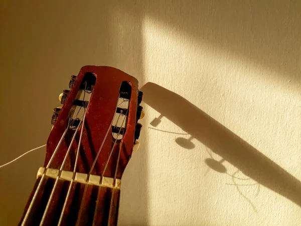 Hiszpański Gitara Głowa Nad Ścianą Wnętrza Ciepła Scena — Zdjęcie stockowe