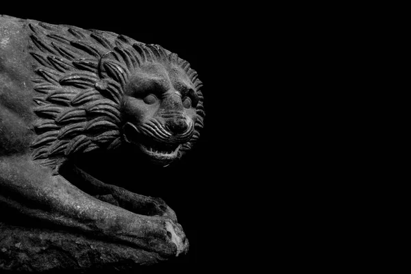 被黑色背景隔离的狮子希腊雕塑 — 图库照片