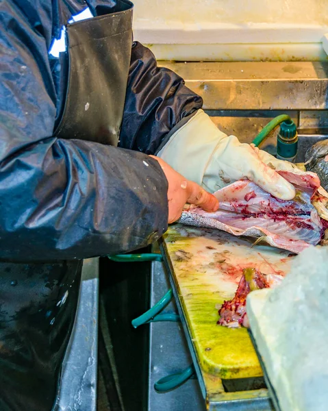 Atina Yunanistan Daki Geleneksel Merkez Markette Balık Kesen Adamlar — Stok fotoğraf