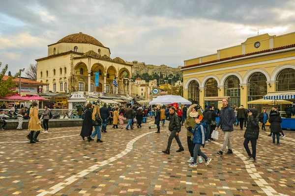 ATENS, GREECE, HAZİRAN - 2020 - Ünlü manastır meydanı, Atina, Yunanistan