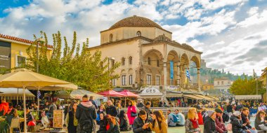 ATENS, GREECE, HAZİRAN - 2020 - Ünlü manastır meydanı, Atina, Yunanistan