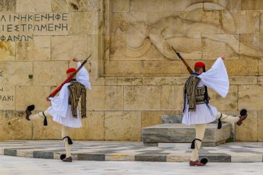 ATENS, GREECE, HAZİRAN - 2020 - Evzon askerleri nöbet değiştiriyor, syntagma Meydanı, Atina, Yunanistan