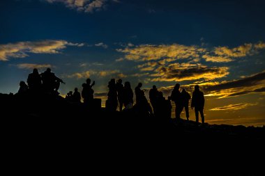 ATENS, GREECE, ARALIK - 2019 - Philopappos tepesinin tepesindeki kalabalık, ünlü bir akropolis bakış açısı.