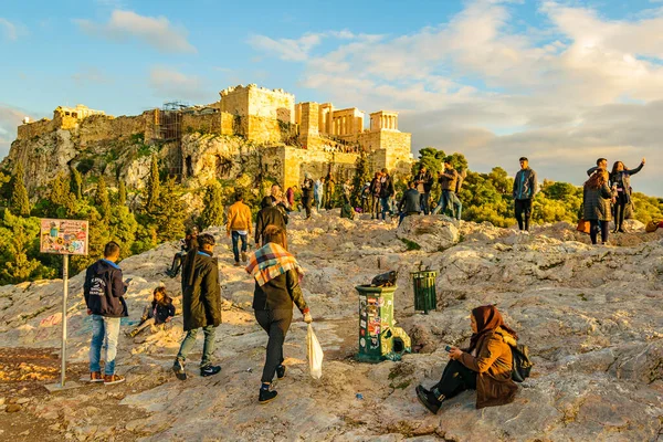 アテネ ギリシャ 12月 2019 有名なアクロポリスの視点であるPhilopapposの丘の上に群衆 — ストック写真