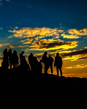 ATENS, GREECE, ARALIK - 2019 - Philopappos tepesinin tepesindeki kalabalık, ünlü bir akropolis bakış açısı.
