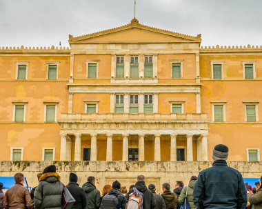 ATENS, GREECE, HAZİRAN - 2020 - Evzonların nöbet değiştirmesini izleyen kalabalık, syntagma Meydanı, Atina Şehri, Yunanistan