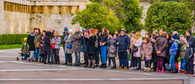 ATENS, GREECE, HAZİRAN - 2020 - Evzonların nöbet değiştirmesini izleyen kalabalık, syntagma Meydanı, Atina Şehri, Yunanistan
