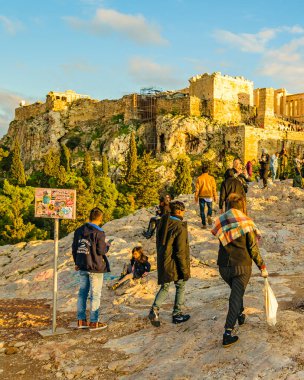 ATENS, GREECE, ARALIK - 2019 - Philopappos tepesinin tepesindeki kalabalık, ünlü bir akropolis bakış açısı.