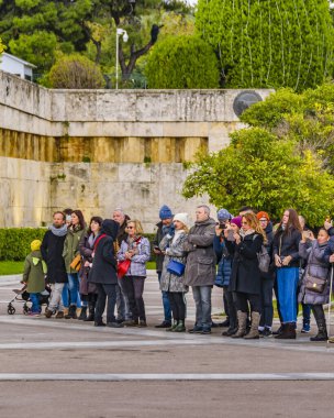ATENS, GREECE, HAZİRAN - 2020 - Evzonların nöbet değiştirmesini izleyen kalabalık, syntagma Meydanı, Atina Şehri, Yunanistan
