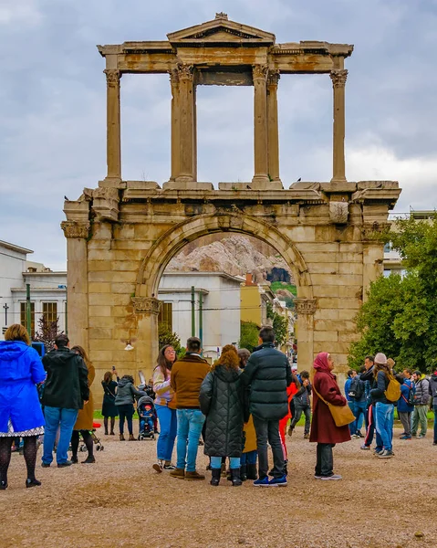 Atenas Grecia Enero 2020 Multitud Adriano Detalle Monumento Arco Emperador —  Fotos de Stock