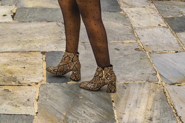 Detalhe Tiro Pernas Mulher Com Botas Estilo Impressão Animal Leopardo — Fotografia de Stock