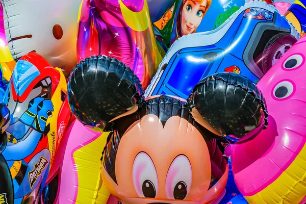 Athènes Grèce Décembre 2019 Personnages Dessins Animés Colorés Air Ballons Photo De Stock