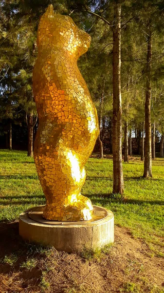 Stående Gyllene Björn Skulptur Parken Punta Del Este Uruguay — Stockfoto