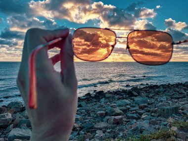 Kayalık sahil manzarası, Montevideo, uruguay üzerinde el ele tutuşan güneş gözlükleri.