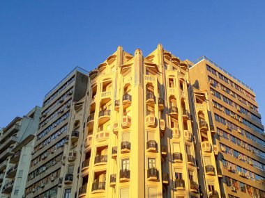 Düşük açılı çekim Art deco tarzı bina, Montevideo şehri, uruguay