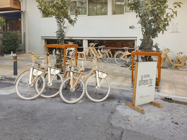 Atenas Grécia Janeiro 2020 Bicicletas Madeira Estacionadas Rua Atenas Grécia — Fotografia de Stock