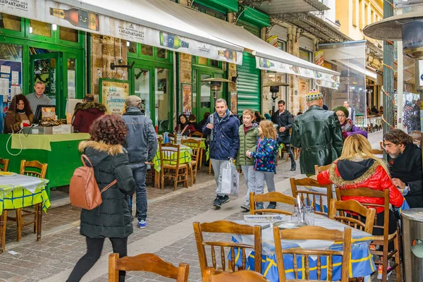 アテネ ギリシャ 2020 プラカ地区の典型的な観光レストランゾーンでの都市の冬の日のシーン — ストック写真