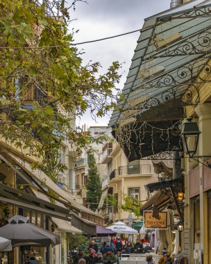 ATENS, GREECE, HAZİRAN - 2020 - Plaka bölgesindeki tipik turistik restoranlar bölgesinde şehir kış sahnesi.