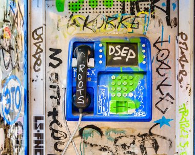 ATENS, GREECE, ARALIK - 2019 - Plaka Bölgesi, Atina 'da boyalı telefon çizmeleri