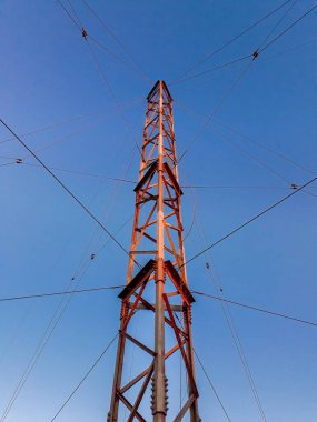 Mavi arkaplan üzerinde düşük açılı kısa anten