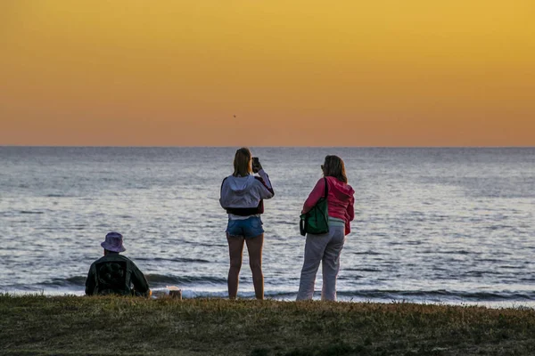 Sahilin Önündeki Gün Batımı Sahnesi Insanları Canelones Departmanı Uruguay — Stok fotoğraf