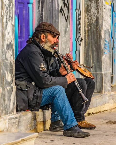 Atenas Grecia Diciembre 2019 Dos Hombres Adultos Tocando Música Griega — Foto de Stock