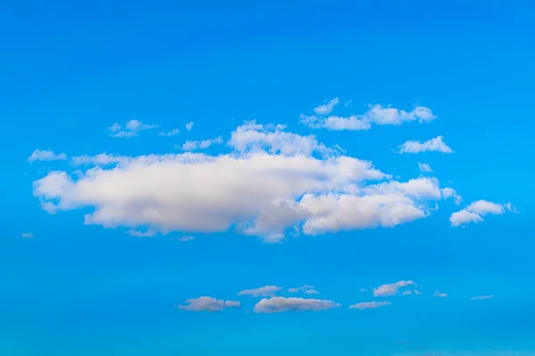 Fehér Cumulus Felett Napos Kék Háttér — Stock Fotó
