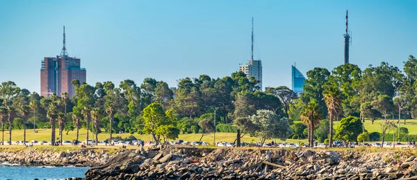 ウォーターフロントの建物 ウルグアイのモンテビデオ市の都市沿岸のシーン — ストック写真