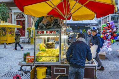 ATENS, GREECE, ARALIK - 2020 - snytagma ilçesindeki yayaların geleneksel gıda tezgahları, Atina, Yunanistan, 
