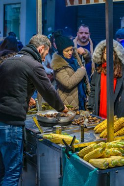 ATENS, GREECE, ARALIK - 2020 - snytagma ilçesindeki yayaların geleneksel gıda tezgahları, Atina, Yunanistan, 