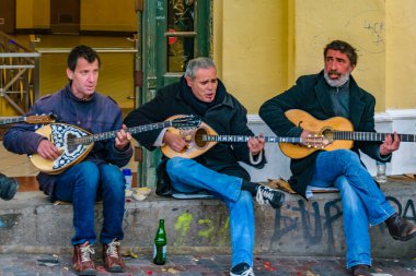 ATENS, GREECE, ARALIK - 2019 - Geleneksel Yunan müziği çalan sokak müzisyenleri, plaka bölgesi, Atina, Yunanistan