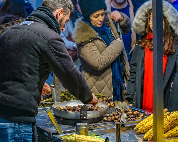 ATENS, GREECE, ARALIK - 2020 - snytagma ilçesindeki yayaların geleneksel gıda tezgahları, Atina, Yunanistan, 