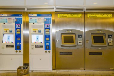 ATENS, GREECE, HAZİRAN - 2020 Atina, Yunanistan Metro Hattı bilet makineleri