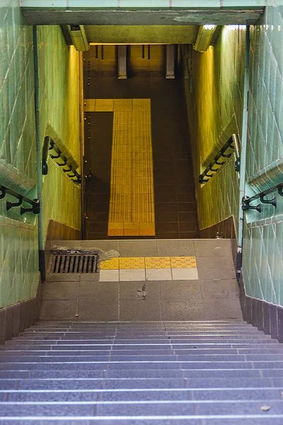 高角度射击地铁地下入口 — 图库照片