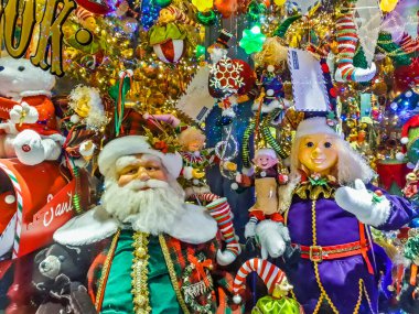 Vitrinlerde bir sürü Noel oyuncağı ve hediye sergileniyor.