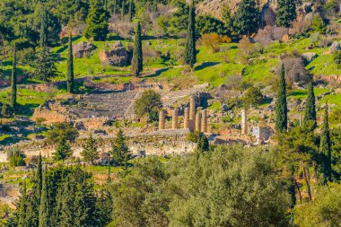 Güneşli bir gün sahnesi ünlü Delfos Kahin Binası, Yunanistan