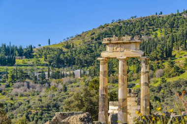 Güneşli bir gün sahnesi ünlü Delfos Kahin Binası, Yunanistan