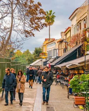 ATENS, GREECE, HAZİRAN - 2020 - Plaka bölgesindeki tipik turistik restoranlar bölgesinde şehir kış sahnesi.