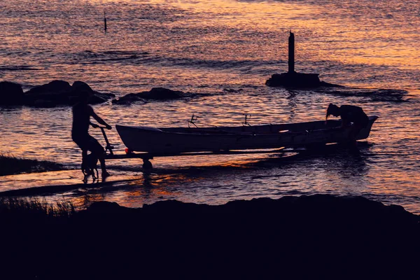 Lidé Vezou Loď Pobřeží Montevideo Uruguay — Stock fotografie