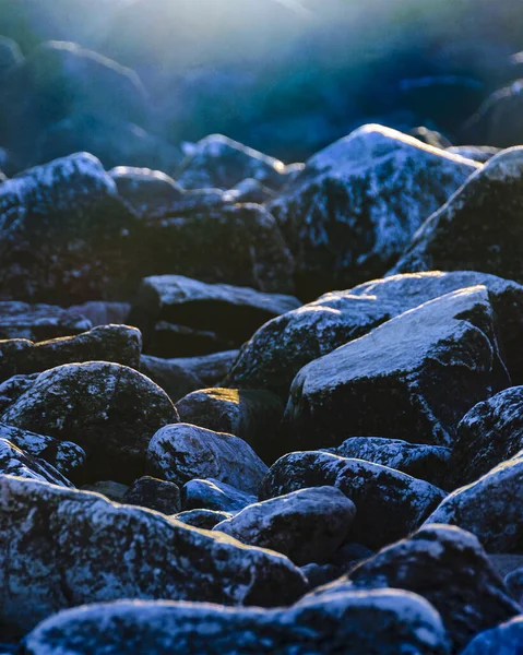太陽の光で照らされる冷たいシーン大きな岩 — ストック写真