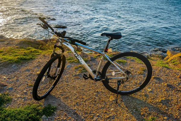 Mountainbike Parkerad Vid Stenig Kust Montevideo Uruguay — Stockfoto