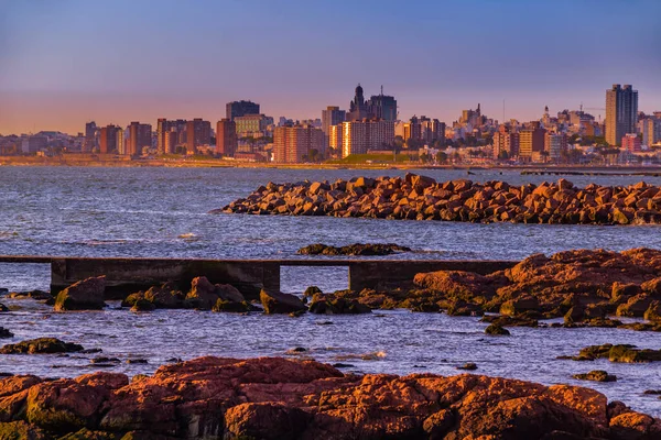 Cena Paisagem Urbana Costeira Rochosa Cidade Montevideo Uruguai — Fotografia de Stock