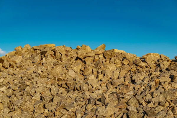 Montón Grandes Rocas Montadas Colina Sobre Fondo Cielo Azul —  Fotos de Stock