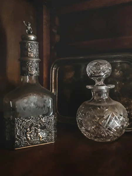 木制家具上有两个装饰过的酒瓶 — 图库照片