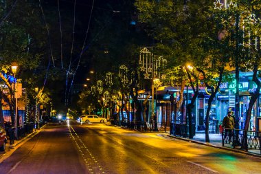 ATENS, GREECE, HAZİRAN - 2020 Sintagma Bölgesi, Atina, Yunanistan 'da Noel süslemeli şehir gecesi