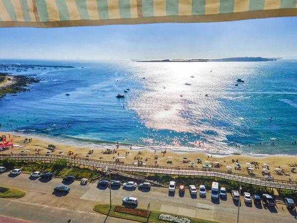 Punta Del Este Uruguay 2021年1月 2021年1月 ウォーターフロントのアパートメントビューから撮影された混雑したマンサビーチの空中撮影 Punta Del Este — ストック写真