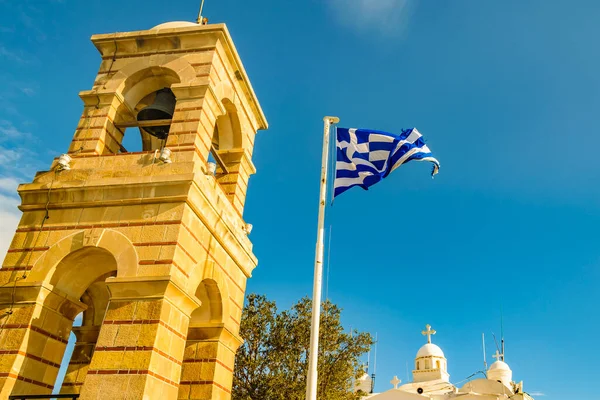 Grécia Bandeira Flamejante Além Campanário Santo Isidoro Santa Igreja Lycabettus — Fotografia de Stock