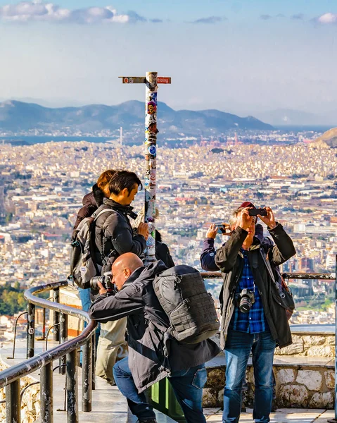 Atenas Grécia Janeiro 2020 Turistas Tirando Fotos Mirante Lycabettus Hill — Fotografia de Stock